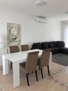 un tavolo bianco e sedie in soggiorno di Azores Terrace Apartment T2 a Ponta Delgada