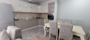 A kitchen or kitchenette at Lovely 2-bedroom apartment