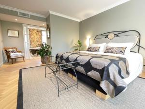 una camera da letto con un letto con un piumone bianco e nero di Villa Amara ad Aix en Provence