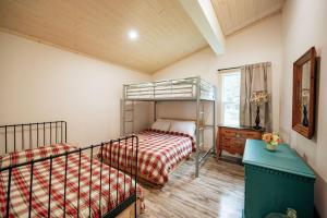 מיטה או מיטות קומותיים בחדר ב-Sunflower Shores - South Bruce Peninsula - Bright Chalet on Lake Huron Once Upon A Stay