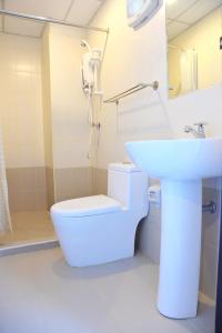 コーンケーンにあるJJ ヴィラのトイレと洗面台付きのバスルーム