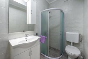 bagno con doccia, lavandino e servizi igienici di Apartment Fiorenini a Mlini
