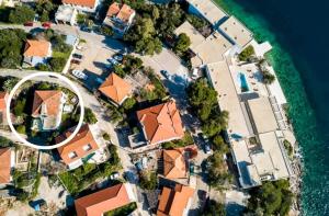an overhead view of a estate with houses and the water at Brna Three-room apartment near the beach-Zen in Brna