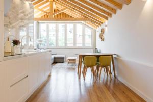 ポルトにあるORM Prado Apartmentの部屋にテーブルと椅子のあるキッチン