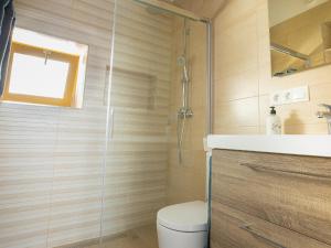 ein Badezimmer mit Dusche, Toilette und Waschbecken in der Unterkunft Calle Pintado 21 Bajo in Estepona + 21 Fotos