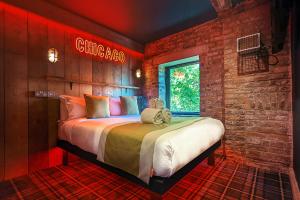 Postel nebo postele na pokoji v ubytování Briggate Hotel