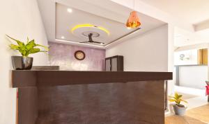 uma cozinha com bancada num quarto em Itsy By Treebo - Carnival Inn em Nagpur