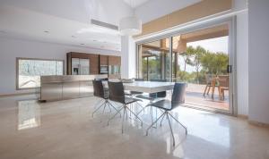 Posezení v ubytování Limonium Deluxe Villa with Private Pool, TarracoHomes