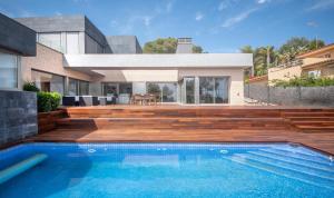 Bazén v ubytování Limonium Deluxe Villa with Private Pool, TarracoHomes nebo v jeho okolí