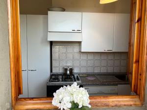Η κουζίνα ή μικρή κουζίνα στο FREE PARKING Comfortable Apartment in the Historic Village of Suvereto with garden