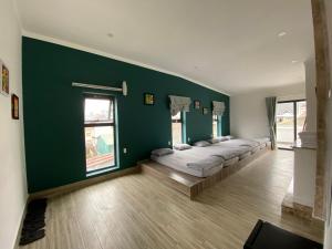Postel nebo postele na pokoji v ubytování Dalat Memory Inn