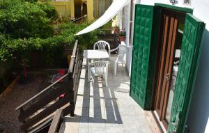 d'une terrasse avec une table, des chaises et une clôture. dans l'établissement Casa Vacanze "Villa Severina" IUN R6166 R6692, à Carbonia