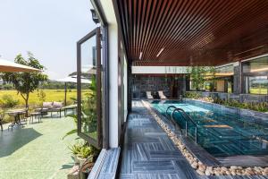 una piscina sul lato di una casa di Liberty Hall Tam Coc Hotel & Villa a Ninh Binh