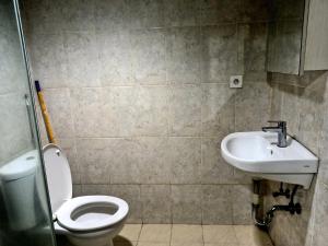Bany a Cozy Tamansari Hive Cawang by Bonzela Property