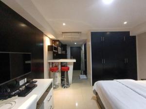 Cuina o zona de cuina de Cozy Tamansari Hive Cawang by Bonzela Property
