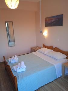 a bedroom with a bed with two towels on it at Ligeris house 1 in Agioi Deka in Áyioi Dhéka