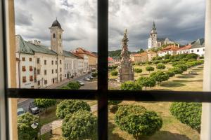 una ventana con vistas a la ciudad en Apartmán Balancier, en Kremnica