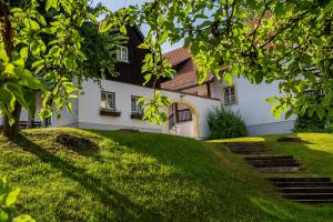 Taman di luar Theater- und Feriendorf Königsleitn GmbH