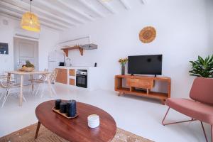 A television and/or entertainment centre at Villa Piccolo Mondo with private pool and sea view