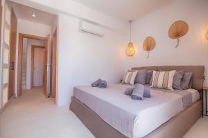 A bed or beds in a room at Villa Piccolo Mondo with private pool and sea view Még 27 kép