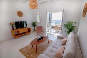 A television and/or entertainment centre at Villa Piccolo Mondo with private pool and sea view
