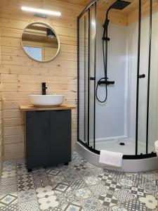 Koupelna v ubytování Borowy Glamp więcej niż domki