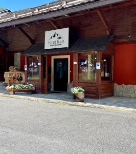 a building with a sign that reads mountain cafe at Hotel Piccolo Chalet in Claviere