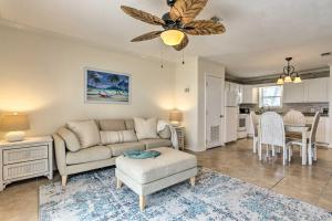 Χώρος καθιστικού στο Fort Walton Beach Condo Walk to Local Beach!