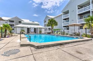 Πισίνα στο ή κοντά στο Fort Walton Beach Condo Walk to Local Beach!