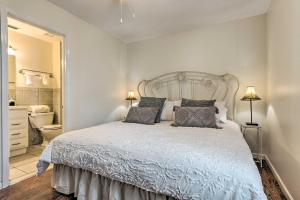 Ένα ή περισσότερα κρεβάτια σε δωμάτιο στο Fort Walton Beach Condo Walk to Local Beach! +22 φωτογραφίες