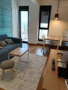 uma sala de estar com um sofá e uma mesa em Apartman Kaya em Tivat