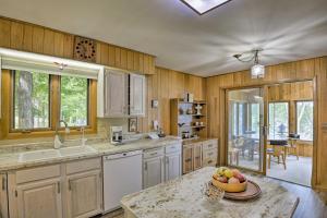 Nhà bếp/bếp nhỏ tại Lakefront New Auburn Apt with Sauna and Sun Porch