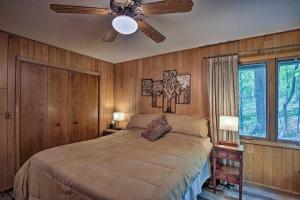 Giường trong phòng chung tại Lakefront New Auburn Apt with Sauna and Sun Porch