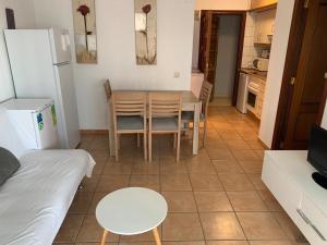 Kuchyňa alebo kuchynka v ubytovaní SERVICE APART LAZARO - Apartamentos Aguamarina 42