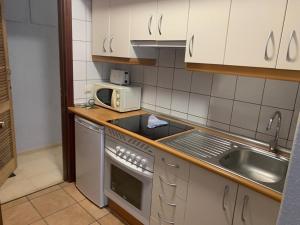 Kuchyňa alebo kuchynka v ubytovaní SERVICE APART LAZARO - Apartamentos Aguamarina 42