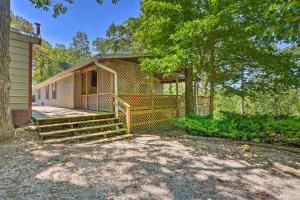 Gallery image of Noteworthy Cabin Grill, Walk to Beaver Lake! in Rogers