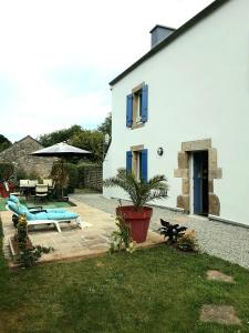 Casa blanca con patio y piscina en chambres d'hôtes les mésanges avec salle d'eau privative pdj compris, en Kersaint-Plabennec