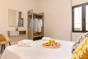 A bed or beds in a room at Strat's City Loft