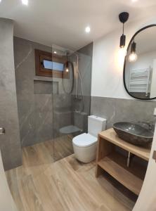 Koupelna v ubytování San Bernardo Apartamento de lujo con ascensor, Wifi y vistas a Collarada
