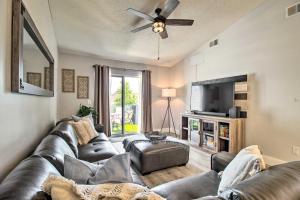 sala de estar con sofá de cuero y TV de pantalla plana en Hinesville Condo Grill, 4 Mi to Fort Stewart en Hinesville
