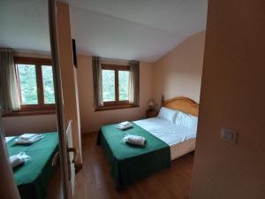 A bed or beds in a room at La Pleta de Soldeu-Vacances Pirinenca