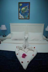 A bed or beds in a room at Tiba Rose hurghada