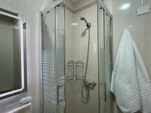 a shower with a glass door in a bathroom at Vacacional Arbelo Golf in San Miguel de Abona