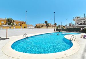 een zwembad met twee personen in het water bij Apartment Lemon Tree in San Pedro del Pinatar
