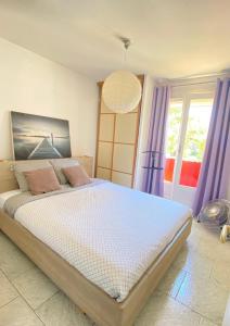 - une chambre avec un grand lit et des rideaux violets dans l'établissement Apt familial quartier Fontonne à Antibes by Weekome, à Antibes