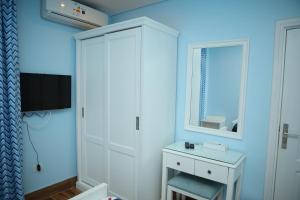 A television and/or entertainment centre at Tiba Rose hurghada