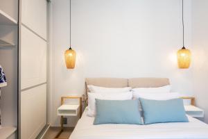 A bed or beds in a room at Petrino Two-Bedroom House in Mirthios