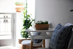 A seating area at Petrino Two-Bedroom House in Mirthios