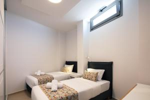 A bed or beds in a room at Petrino Two-Bedroom House in Mirthios