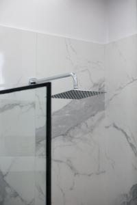 A bathroom at Petrino Two-Bedroom House in Mirthios